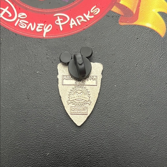 Disneyland king Arthur’s carrousel shield Pin - Picture 2 of 3
